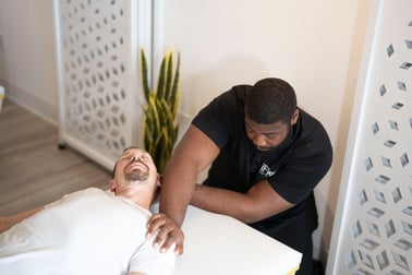 man getting an upper body assisted stretch from an iFlex stretch therapist